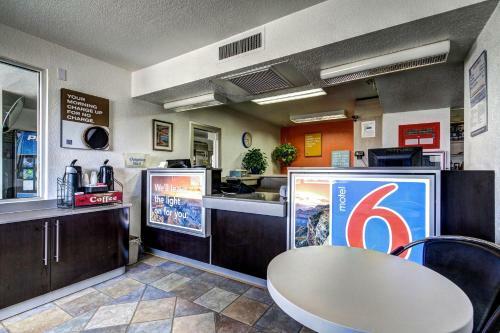 Motel 6 Wells