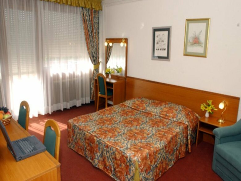 Hotel I
