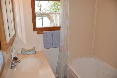 Daniels Lake Lodge Cabins