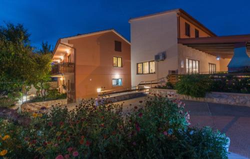 Hostal E-m Apartments With Private Pool