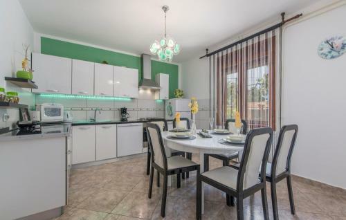 Hostal E-m Apartments With Private Pool