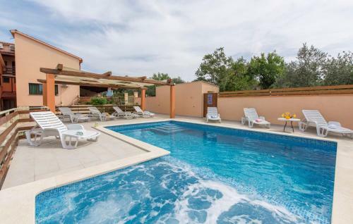 Hostal E-m Apartments With Private Pool