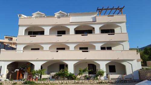 Hostal Triple Room Metajna 4120e