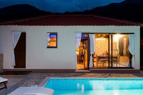 Lazu?tina Paradise