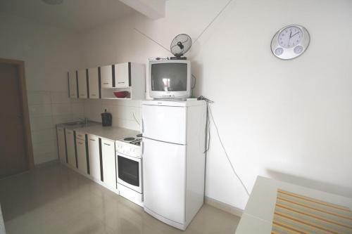 Apartments By The Sea Pisak (omis) - 12545