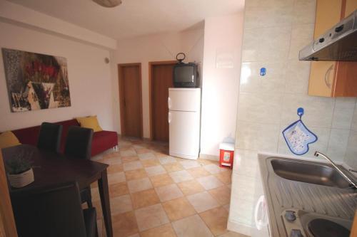 Apartments By The Sea Pisak (omis) - 12545