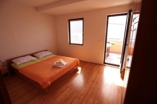 Apartments By The Sea Pisak (omis) - 12545