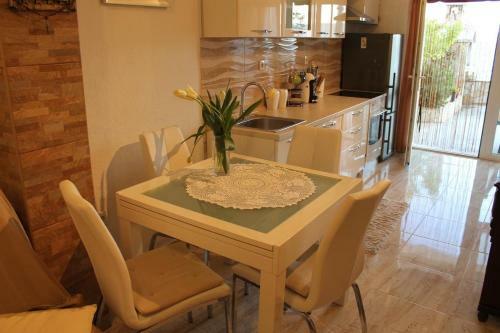 Apartments By The Sea Pisak (omis) - 10410