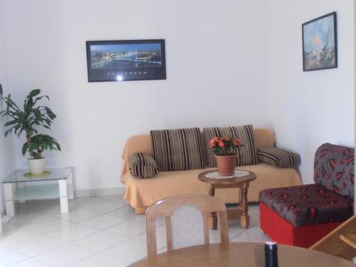 Apartments By The Sea Pisak (omis) - 4815