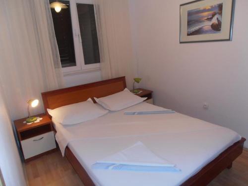 Apartments By The Sea Pisak (omis) - 4815