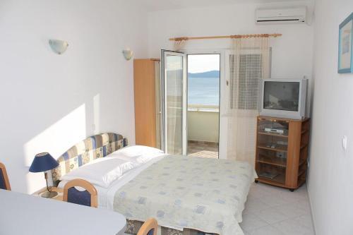 Apartments By The Sea Pisak (omis) - 4815