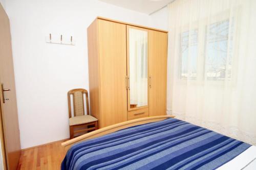 Apartments By The Sea Pisak (omis) - 4815