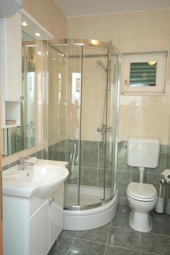 Apartments By The Sea Pisak (omis) - 4815