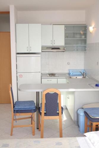 Apartments By The Sea Pisak (omis) - 4815