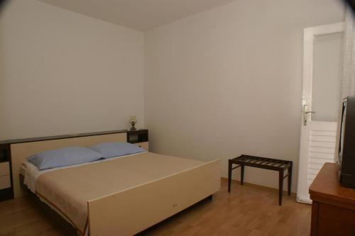 Apartments By The Sea Pisak (omis) - 2742