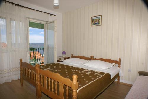 Apartments By The Sea Pisak (omis) - 2742