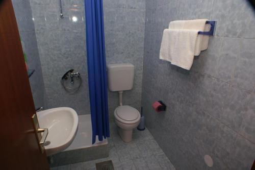 Apartments By The Sea Pisak (omis) - 2742