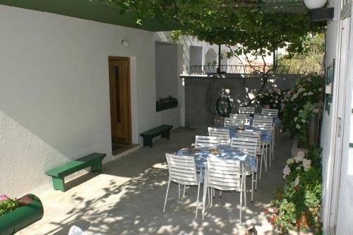 Apartments By The Sea Pisak (omis) - 2742