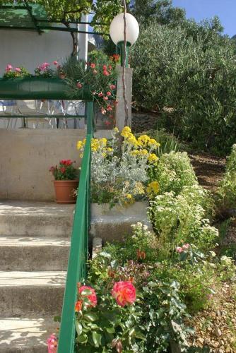 Apartments By The Sea Pisak (omis) - 2742
