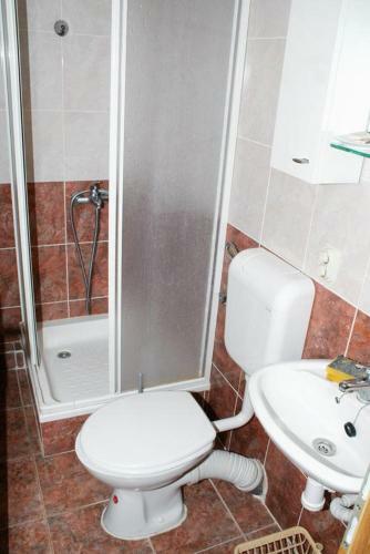 Apartments By The Sea Pisak (omis) - 2825