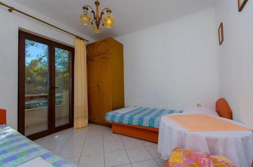 Apartments By The Sea Pisak (omis) - 2802