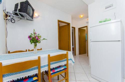Apartments By The Sea Pisak (omis) - 2802