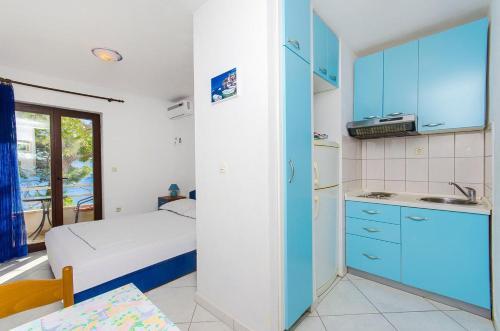 Apartments By The Sea Pisak (omis) - 2802