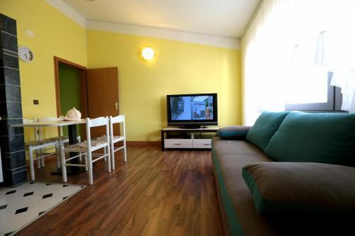Apartment Pirovac 13692b