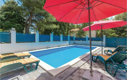 Four-bedroom Holiday Home In Pakostane