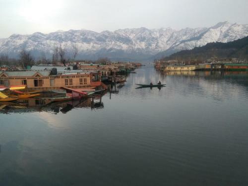 Snowgoose Group Of Houseboats