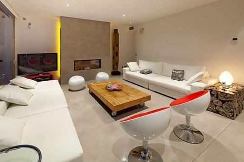 Es Cubells Villa Sleeps 12 Pool Air Con Wifi
