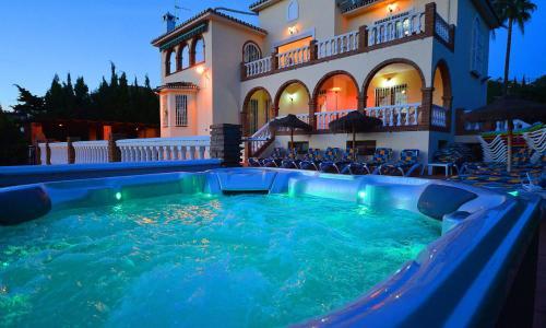 Fuengirola Villa Sleeps 15 Pool Air Con Wifi