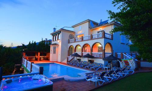Fuengirola Villa Sleeps 15 Pool Air Con Wifi