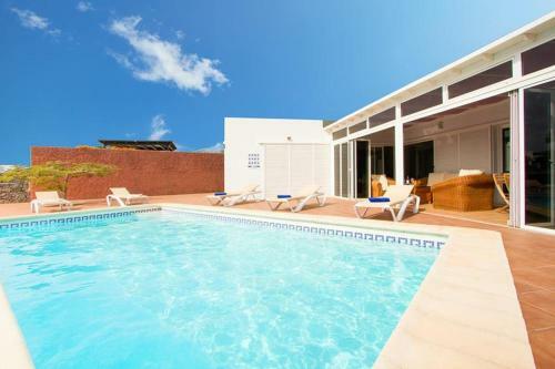 Playa Blanca Villa Sleeps 6 Pool Air Con Wifi
