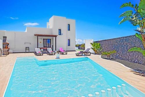 Playa Blanca Villa Sleeps 6 Pool Air Con Wifi