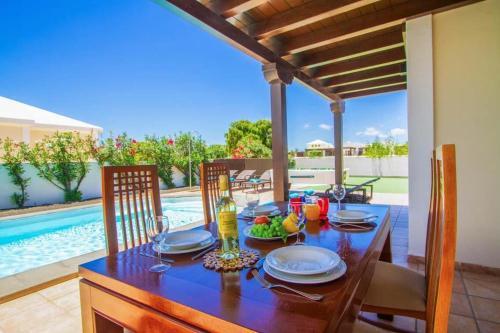 Playa Blanca Villa Sleeps 8 Pool Air Con Wifi