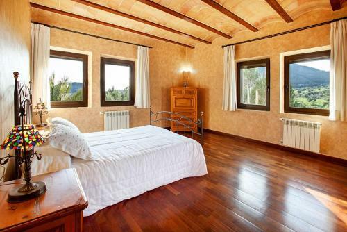 S'horta Villa Sleeps 10 Pool Air Con Wifi