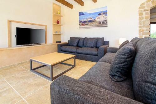 S'horta Villa Sleeps 8 Pool Air Con Wifi