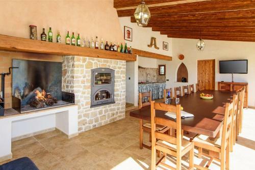 S'horta Villa Sleeps 8 Pool Air Con Wifi