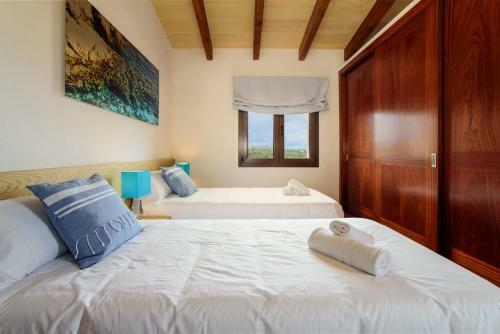 S'horta Villa Sleeps 8 Pool Air Con Wifi
