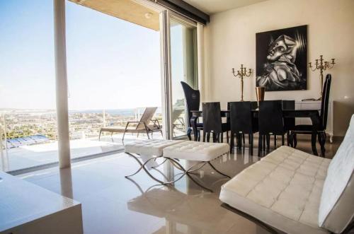 Lux ??and Modern 3br Condo