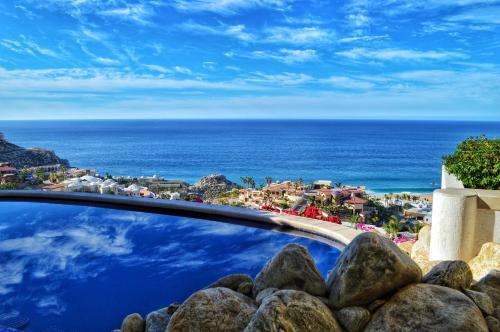 Villa Thunderbird