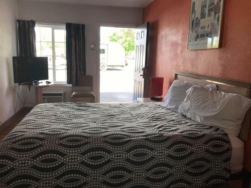 Royal Gateway Motel
