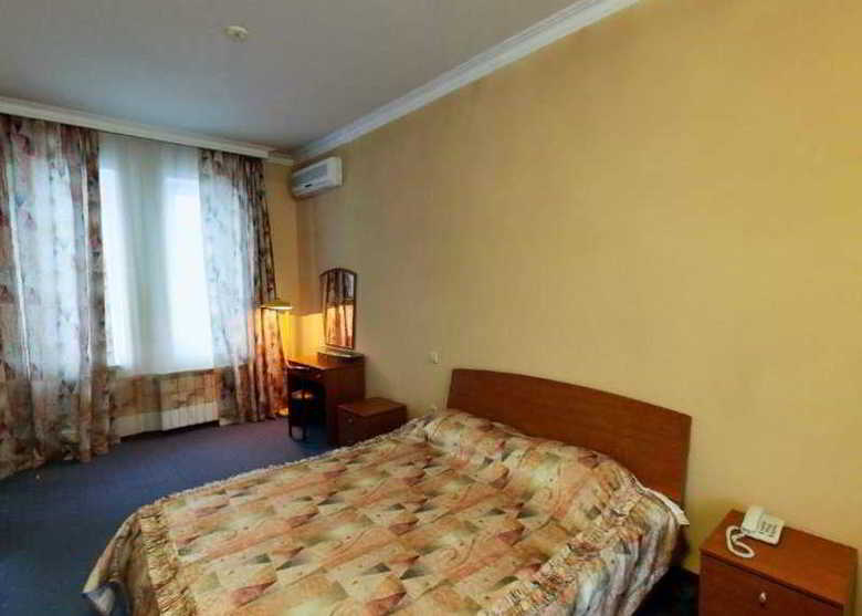 Yanais Hotel