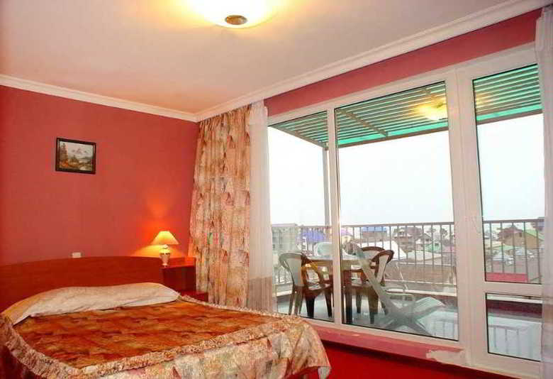 Yanais Hotel