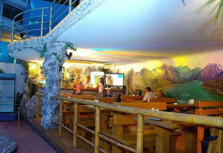 Yanais Hotel
