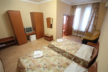 Yanais Hotel