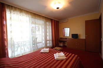 Yanais Hotel