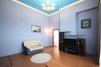 Yanais Hotel