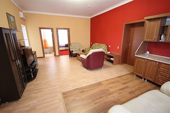 Yanais Hotel